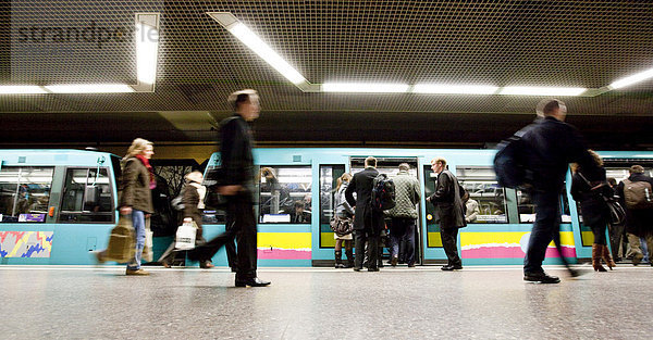 U-Bahn Frankfurt  Pendler steigen in eine U-Bahn  Frankfurt  Hessen  Deutschland  Europa