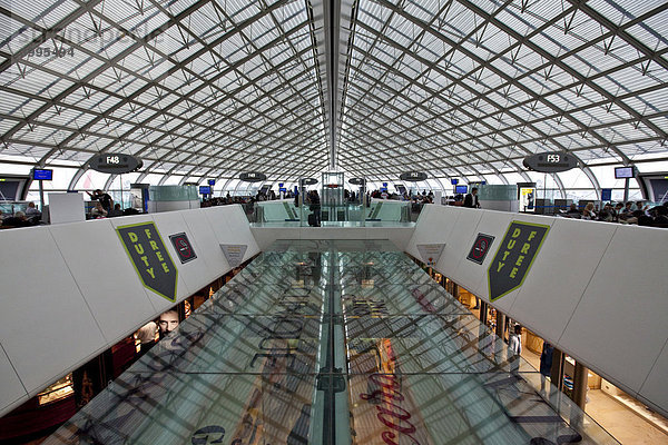 Duty Free Bereich und Wartehalle in der Abflughalle Terminal 2 für Langstreckenflüge  Flughafen Paris-Charles de Gaulle  Paris  Frankreich  Europa