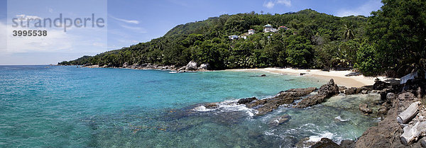Strand mit den typischen Granitfelsen der Seychellen  Glacis  Insel Mahe  Seychellen  Indischer Ozean  Afrika