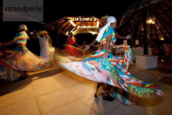 Ein Gruppe kreolischer Tänzer führt einen Tanz für Touristen auf  Hotel Sunset Beach  Glacis  Insel Mahe  Seychellen  Indischer Ozean  Afrika