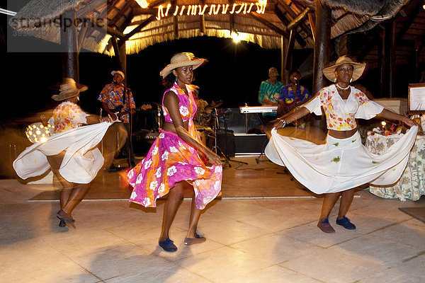 Ein Gruppe kreolischer Tänzer führt einen Tanz für Touristen auf  Hotel Sunset Beach  Glacis  Insel Mahe  Seychellen  Indischer Ozean  Afrika