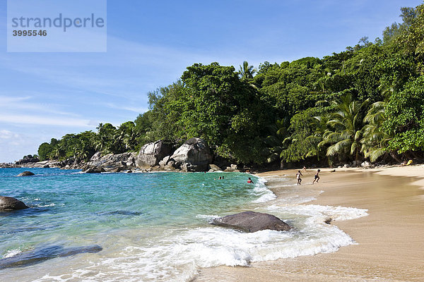 Strand  Kreolen spielen  Glacis  Insel Mahe  Seychellen  Indischer Ozean  Afrika