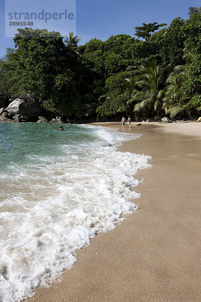 Touristen laufen am Strand  Glacis  Insel Mahe  Seychellen  Indischer Ozean  Afrika