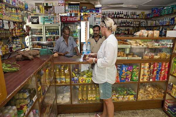 Ein Frau kauft in einem typischen Geschäft der Kreolen ein  De Quincy Village  Insel Mahe  Seychellen  Indischer Ozean  Afrika