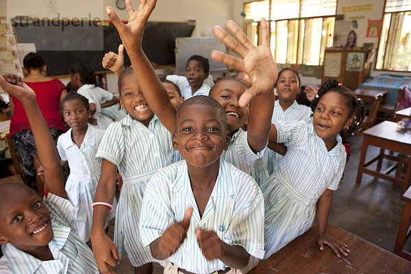 Schulkinder von verschiedenen Rassen in der Anse Etoille School bei De Quincy Village  Insel Mahe  Seychellen  Indischer Ozean  Afrika
