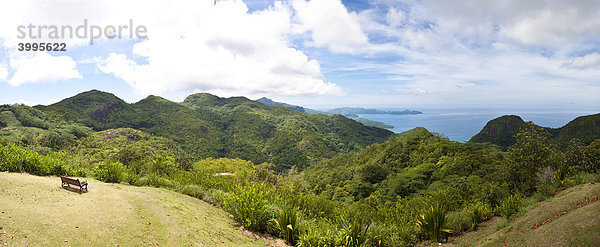 Blick vom Morone Nationalpark auf den Strand von Grand Anse  Insel Mahe  Seychellen  Indischer Ozean  Afrika