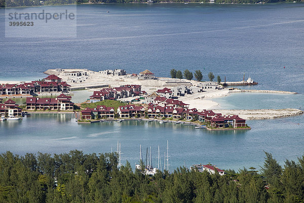 Blick auf eine neue künstlich errichtete Insel mit einem Yachthafen  Seychellen  Indischer Ozean  Afrika