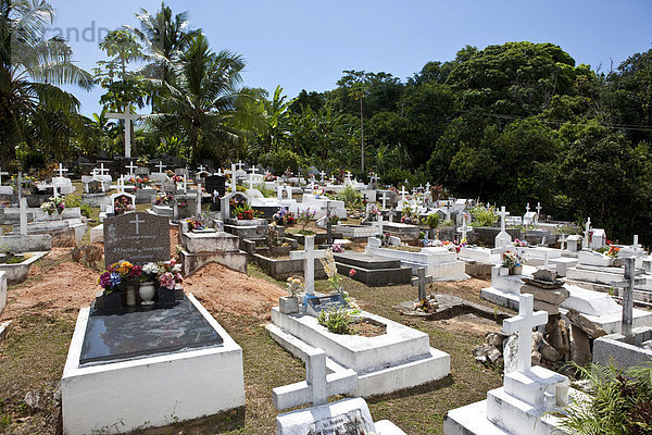 Ein farbenfroher Friedhof im Süd-Westen der Insel Mahe  Seychellen  Indischer Ozean  Afrika