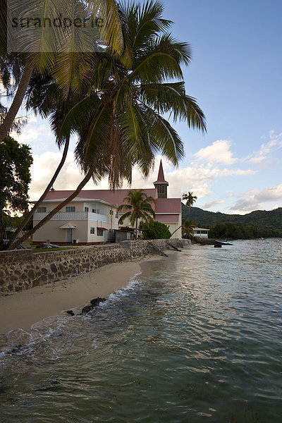 Die RC Church am Strand Anse Royal  Insel Mahe  Seychellen  Indischer Ozean  Afrika