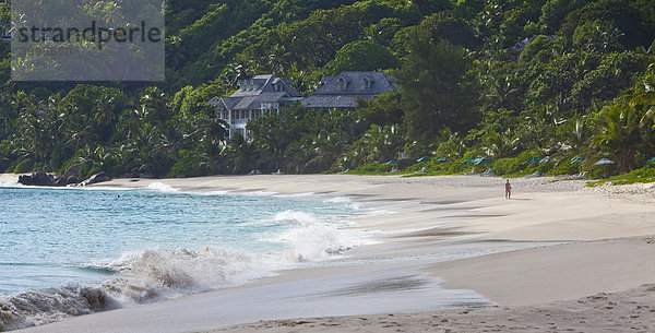Der Strand Anse Intendance  hinten das Banyan Tree Resort  Insel Mahe  Seychellen  Indischer Ozean  Afrika