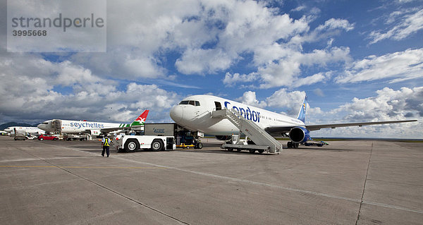 Flugzeug der Condor und der Air Seychelles am Flughafen von der Insel Mahe  Seychellen  Indischer Ozean  Afrika