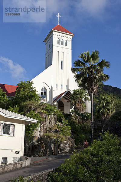 Eine kleine Kirche bei der Ortschaft Petit Paris  Insel Mahe  Seychellen  Indischer Ozean  Afrika