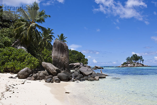 Strand mit den typischen Granitfelsen der Seychellen bei Anse Royale  Insel Mahe  Seychellen  Indischer Ozean  Afrika