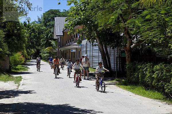 Touristen auf Fahrrädern  Insel La Digue  Seychellen  Indischer Ozean  Afrika
