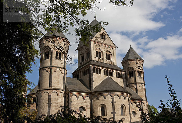 Die Abtei Maria Laach  lat. Abbatia Mariae Lacensis oder Abbatia Mariae ad Lacum  Südwestseite des Laacher Sees  Eifel  Markung der Gemeinde Glees  Landkreis Ahrweiler  Rheinland-Pfalz  Deutschland  Europa