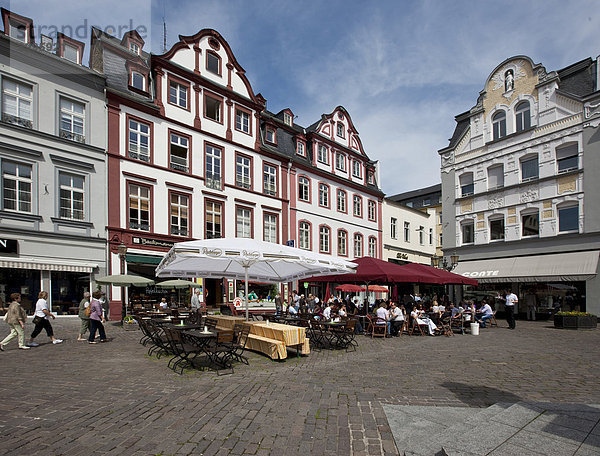 Touristen sitzen in einem Cafe am Jesuitenplatz  Koblenz  Rheinland-Pfalz  Deutschand  Europa
