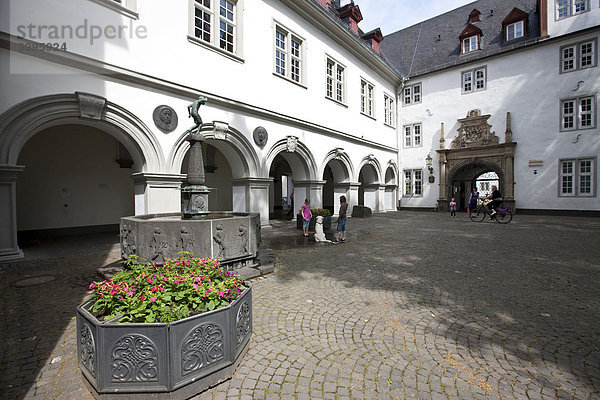 Das Rathaus mit dem Schlägelbrunnen am Jesuitenplatz  Koblenz  Rheinland-Pfalz  Deutschand  Europa