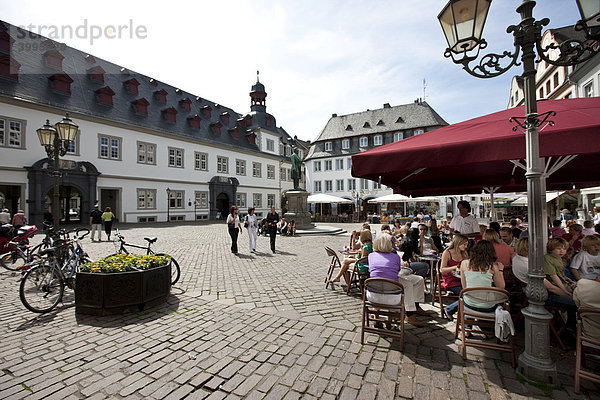 Touristen sitzen in einem Cafe am Jesuitenplatz  Koblenz  Rheinland-Pfalz  Deutschand  Europa