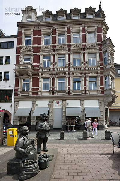 Maatfrau und Schutzmann  Skulpturen aus Bronze in der Münzstraße  Koblenz  Rheinland-Pfalz  Deutschand  Europa
