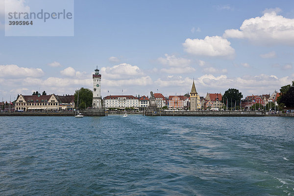 Blick auf Lindau und den Hafen von Lindau mit dem Leuchturm  rechts das Denkmal des über den See schauenden Löwen des Bildhauers Johann von Halbig  Lindau am Bodensee  Bayern  Deutschland  Europa