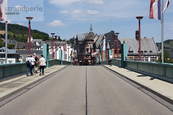 Blick über die Moselbrücke auf den Stadtteil Traben  Traben-Trarbach  Mosel  Kreis Bernkastel-Wittlich  Rheinland-Pfalz  Deutschland  Europa