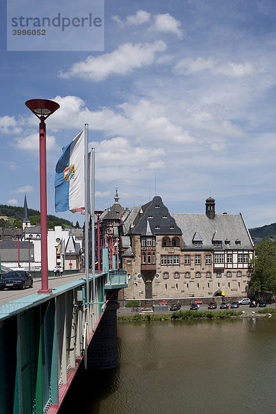 Blick über die Mosel auf das alte Postamt  Stadtteil Traben  Traben-Trarbach  Mosel  Kreis Bernkastel-Wittlich  Rheinland-Pfalz  Deutschland  Europa