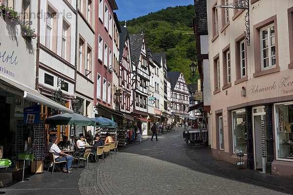 Touristen sitzen in Straßenrestaurants in der Römerstraße  Bernkastel-Kues  Mosel  Rheinland-Pfalz  Deutschland  Europa