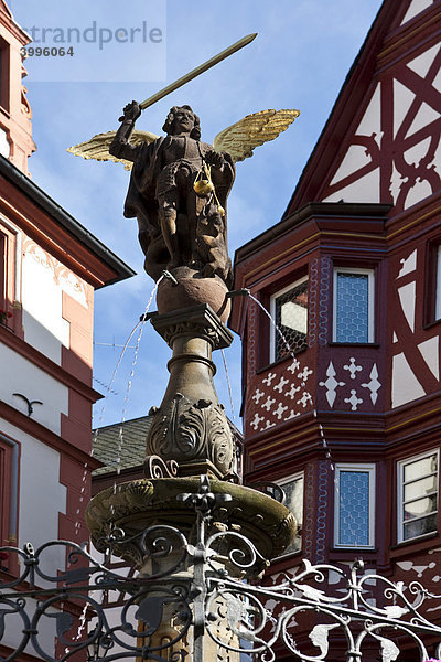 Brunnenfigur auf dem historischen Bernkasteler Marktplatz  Bernkastel-Kues  Mosel  Rheinland-Pfalz  Deutschland  Europa