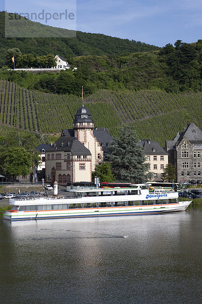 Ein Ausflugsboot fährt auf der Mosel an Bernkastel-Kues vorbei  Mosel  Rheinland-Pfalz  Deutschland  Europa
