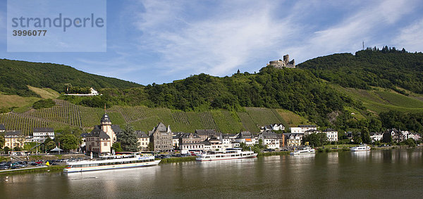 Blick auf Bernkastel-Kues  hinten die Burgruine Landshut  Mosel  Rheinland-Pfalz  Deutschland  Europa