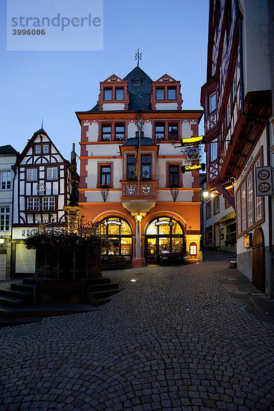 Der historische Bernkasteler Marktplatz  Bernkastel-Kues  Mosel  Rheinland-Pfalz  Deutschland  Europa