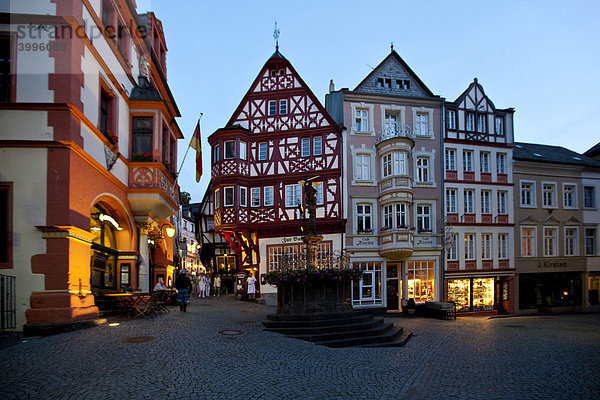 Der historische Bernkasteler Marktplatz  Bernkastel-Kues  Mosel  Rheinland-Pfalz  Deutschland  Europa