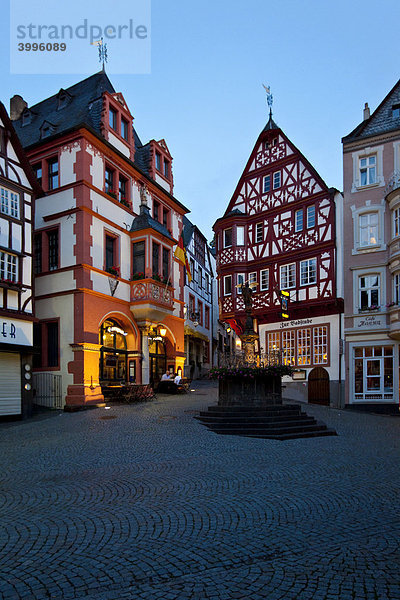 Der historische Bernkasteler Marktplatz  Bernkastel-Kues  Mosel  Rheinland-Pfalz  Deutschland  Europa