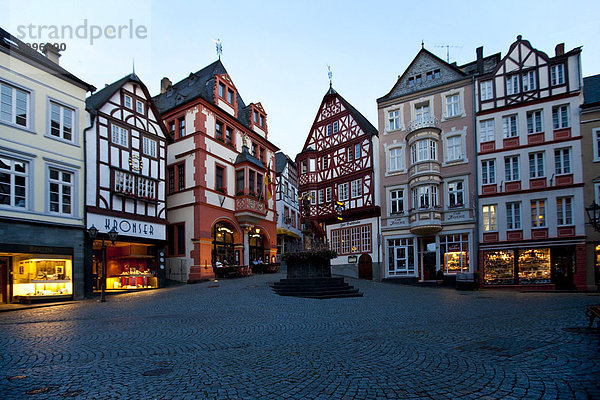 Der historische Bernkasteler Marktplatz  Bernkastel-Kues  Mosel  Rheinland-Pfalz  Deutschland  Europa