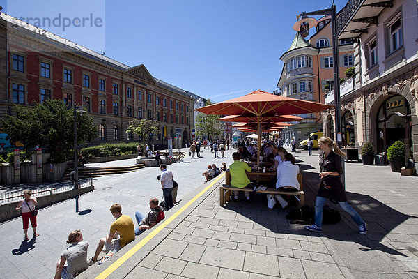Touristen sitzen in einem Straßencafe in der Marktstraße  Konstanz  Bodensee  Baden-Württemberg  Deutschland  Europa