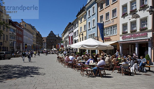 Touristen sitzen in einem Straßencafe in der Marktstraße  Konstanz  Bodensee  Baden-Württemberg  Deutschland  Europa