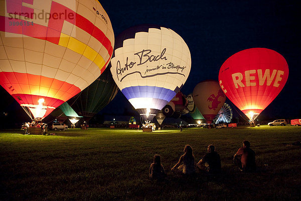 Ballonglühen von Heißluftballons  Hessen  Deutschland  Europa