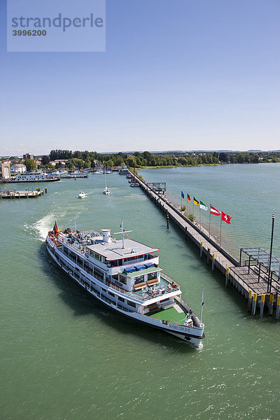 Eine Touristenboot verlässt den Hafen von Friedrichshafen  Friedrichshafen am Bodensee  Baden-Württemberg  Deutschland  Europa