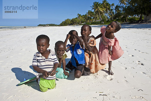Eine Gruppe von Kindern am Strand bei Pingwe  Sansibar  Tansania  Afrika