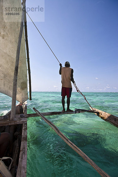 Eine arabische Dau  Dhau  fährt in einer blauen Lagune  Sansibar  Tansania  Afrika