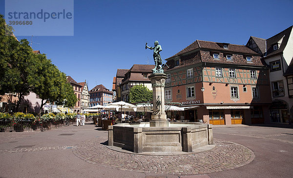 Brunnen mit Baron Lazare de Schwendi  Place de l'Ancienne Douane  Altstadt von Colmar  Elsass  Frankreich  Europa