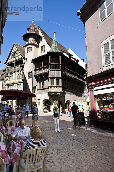 Touristen in einem Restaurant  Rue des Marchande  Altstadt  Colmar  Elsass  Frankreich  Europa