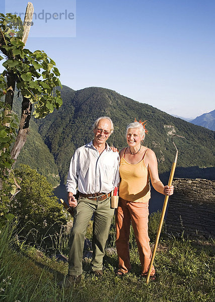 Deutsch-Schweizer Ehepaar  baut auf bio-dynamische Weise Wein  Obst und Gemüse an  Mergoscia  Tessin  Schweiz  Europa