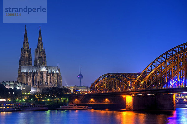 Kölner Dom und Hohenzollernbrücke  Köln  Nordrhein-Westfalen  Deutschland  Europa