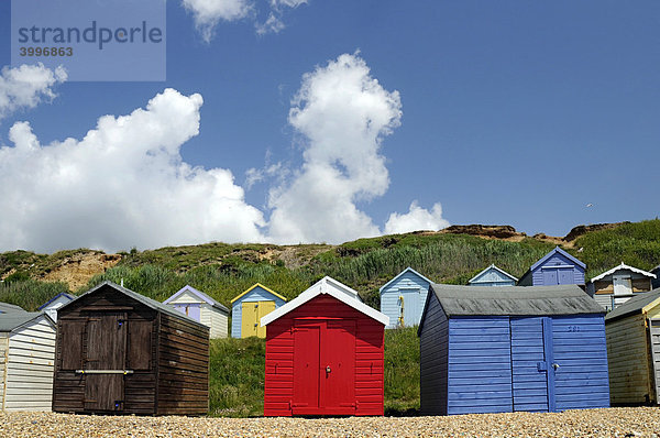 Strandhütten am Strand von Milford on Sea  Hampshire  Südengland  Großbritannien  Europa