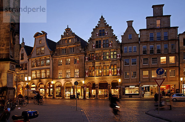 Alte Giebelhäuser mit Arkaden in der Abendbeleuchtung  Münster  Westfalen  Deutschland  Europa