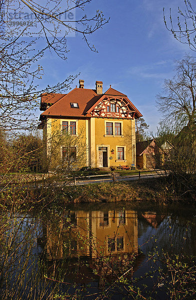 Altes Dorfschulhaus an einem Teich  Oberfranken  Bayern  Deutschland  Europa