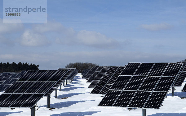 Große Fotovoltaikanlage  Solaranlage  im Schnee  Oberrüsselbach  Mittelfranken  Bayern  Deutschland  Europa