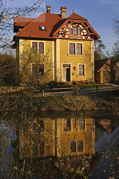 Altes Dorfschulhaus spiegelt sich im Teich  Oberfranken  Bayern  Deutschland  Europa