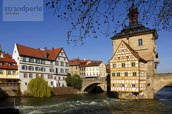 Altes Rathaus mit oberer Brücke in der Regnitz  Bamberg  Oberfranken  Bayern  Deutschland  Europa